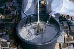 18) Dodanie utwardzacza (składnik B) do mieszanki piasku i żywicy (składnik A) Sopro EPF Wymieszanie fugi Sopro EPF z dodatkiem ok.