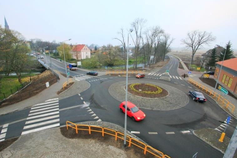 Drogi wojewódzkie nierzadko przechodzą przez centra małych miejscowości, gdzie zabudowa jest bardzo ciasna, a wyburzenia nie