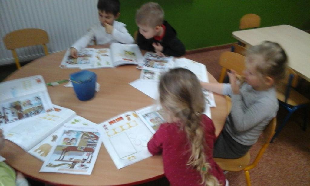 Temat kompleksowy w trzecim tygodniu lutego to Przygody w krainie bałwanków. Na początku tygodnia szukaliśmy zdrobnień do wyrazu bałwan. Dzięki temu zadaniu była rozwijana inwencja twórcza u dzieci.