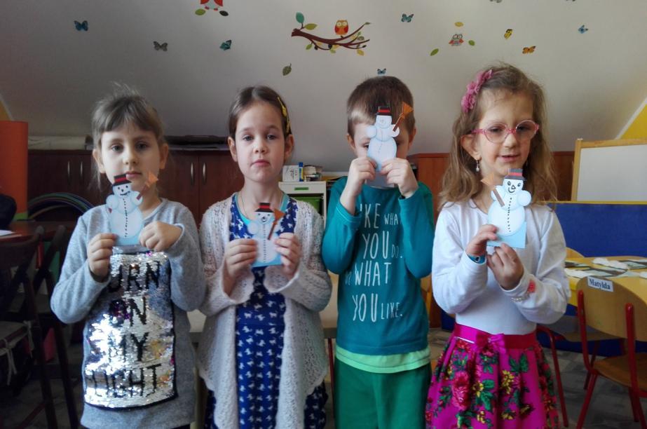 Rozpoznawaliśmy i nazywaliśmy ptaki: sikorkę, wróbla, wronę i gila. Przyklejaliśmy sylwety ptaków w odpowiednim miejscu karmnika.
