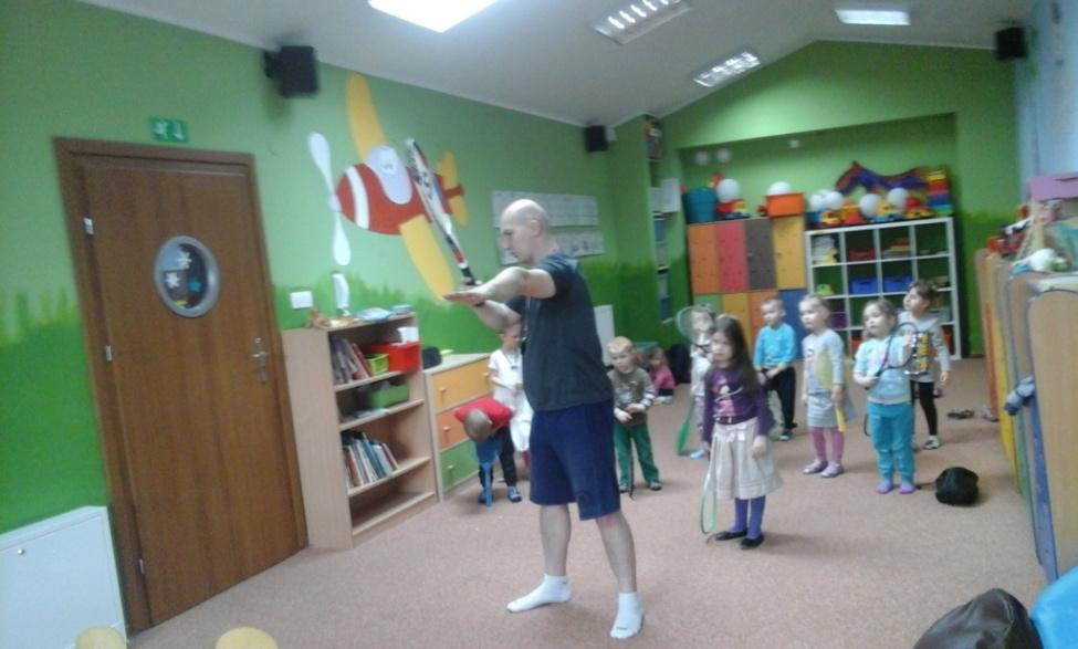 Przed każdymi zajęcia prowadzimy ćwiczenia rozgrzewające i wzmacniające