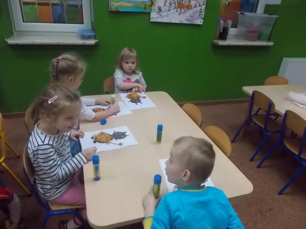 Śpiewaliśmy piosenkę Kotki dwa. Później wykonaliśmy prace plastyczną Mój Kotek.