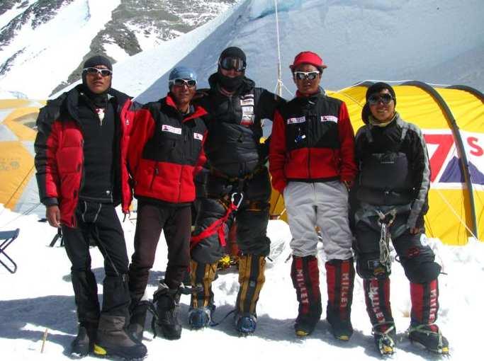 -ubezpieczenie Nepalskiej załogi -kolacja powitalna -maski, regulator i tlen -ubezpieczenie alpinistyczne -serwis powyżej BC, w ABC namioty, wyżywienie, wyposażenie (gaz,radio, liny, apteczki) -wiza