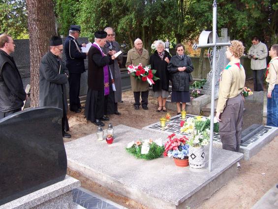 Sacharynką ) Nagrobek na doczesnych szczątkach ks.