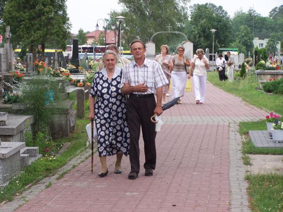 Str. 8 Wieści znad Drzewiczki WYDANIE SPECJALNE 3/99/2016 Troska o cmentarz Miasto mej przyszłości, może niedalekiej. Gród zamkniętych grobów, uliczek bez nazwy.