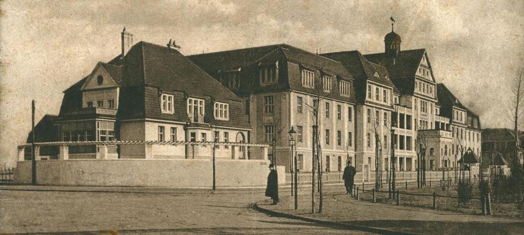 1. W skład sprzedawanej nieruchomości wchodzą: 1. teren o łącznej powierzchni 20.663 m 2 obejmujący prawo własności działek gruntowych w obrębie 044 nr: 1242/1 o pow. 2.063 m 2 i 1243/5 o pow. 18.