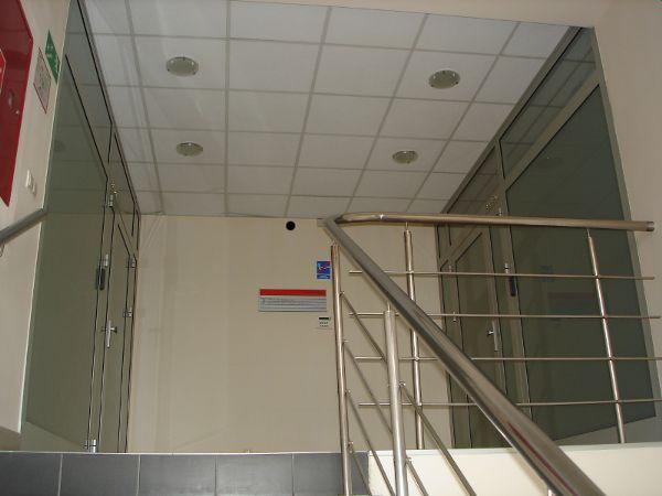 Na kondygnacjach naziemnych znajdują się pomieszczenia biurowe. Znajdują się one po dwóch stronach biegnącego przez całą długość budynku korytarza.