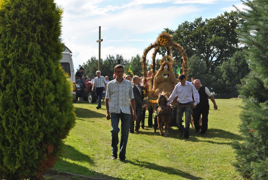 Wieniec wsi Wielka Lipa był wieziony na starym zabytkowym wózku ciągniętym przez kucyka.