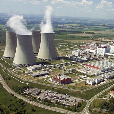Energia atomowa Elektrownia jądrowa zdjęcie: elektrownia atomowa w Temelinie (Czechy), źródło: www.temelin.de W reaktorze jądrowym przeprowadza się kontrolowane rozszczepienie ciężkich jąder atomów.