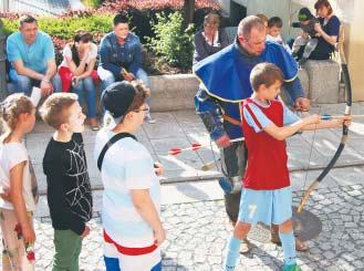 Zagadki, tajemnice czyli prawdy oczywiste, który przeprowadzi³ dr Micha³ Bogacki, dyrektor Muzeum Pocz¹tków Pañstwa Polskiego w GnieŸnie. Muzeum by³o otwarte dla zwiedzaj¹cych w godzinach 16-21.