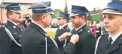 Po niej z braliñskiego Rynku stra acy, delegacje z pocztami sztandarowymi i goœcie na czele z orkiestr¹ dêt¹ z Namys³owa, przemaszerowali na plac przed stra nic¹ przy ul.