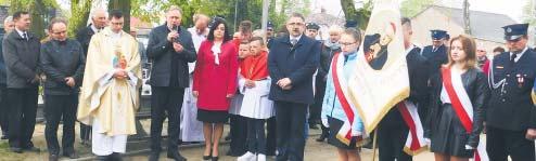 Mimo kiepskiej aury zawodnicy dopisali i na murawie bój stoczy³o 9 dru- yn: Piêæ Twarzy Grabarzy, Gimnazjum Perzów, N-ICE - Kêpno, Progress Team, Kolano Wê a, Petarda PGR, Tiger Team, Odcinia FC i