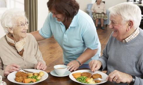 Opieka nad starszymi osobami w Szwecji Finansowana przez państwo Różne możliwości mieszkania Pomoc we własnym