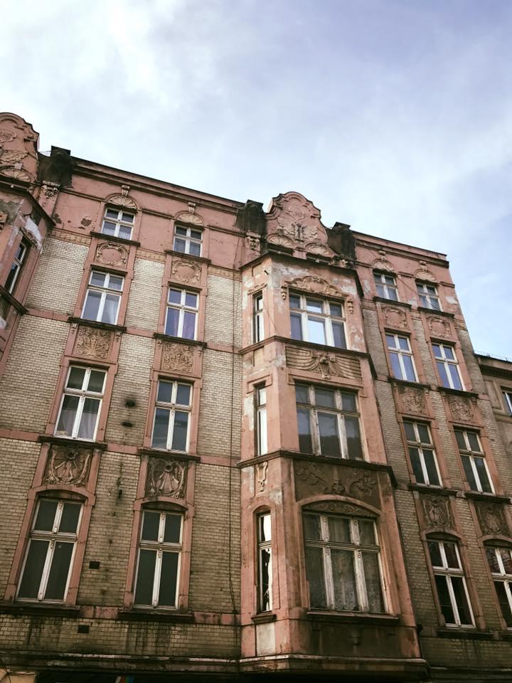 Kamienica została wzniesiona w 1905 roku, w jej skład wchodzą budynek mieszkalno-handlowy oraz trzy oficyny mieszkalne, o łącznej powierzchni całkowitej 3.176,59 m2.
