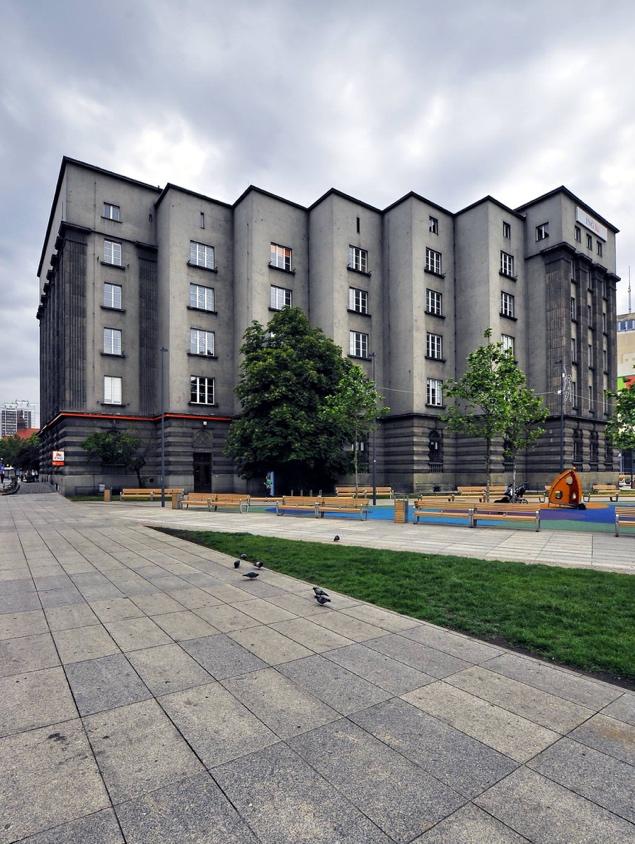2. Planowane inwestycje Katowice, ul. Mickiewicza 3 i 3A Monumentalny, modernistyczny budynek w samym sercu katowickiego rynku, który do niedawna stanowił siedzibę ING Banku Śląskiego.