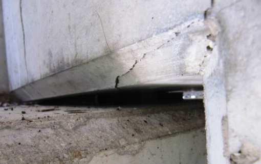 Zmiażdżenie podkładek elastomerowych pod podciętym