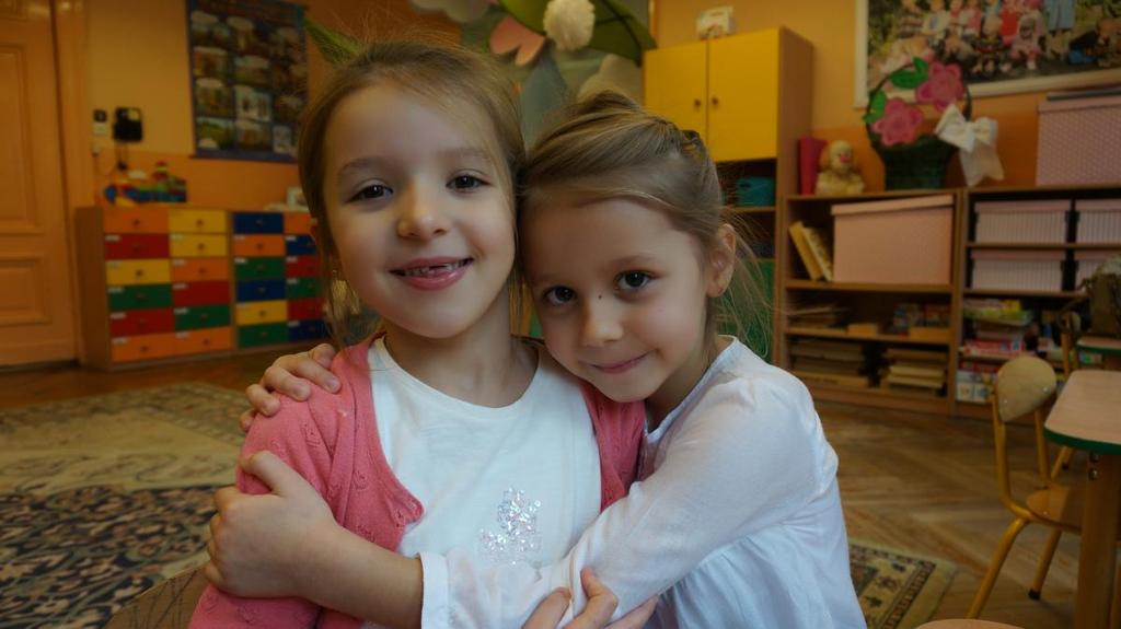 [9] Emilka (lat 6,5) i Paulinka (lat 5,5) Boże Narodzenie to czas świętowania z bliskimi. Dzielimy się opłatkiem, lubimy składać życzenia i jeść opłatek.