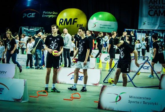 wydarzenia) materiały promocyjne dystrybuowane podczas imprez realizowanych przez APR lub FAS, koszulki dla uczestników eventów organizowanych przez Fundację Akademię