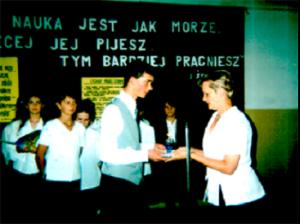 Uczniowie wręczają pani dyrektor kaganek i życzą mądrych uczniów oraz wspaniałych nauczycieli. 7 października 1999r. - odbyły się pierwsze wybory do Samorządu Uczniowskiego. 27 kwietnia 2000r.