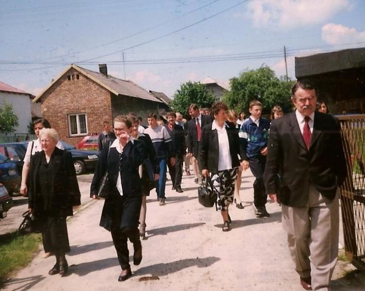 Zaproszeni goście spieszą na