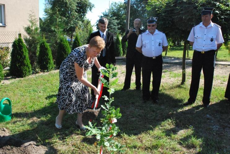 słownikiem. Do ortograficznego współzawodnictwa stanęli radni powiatowi, gminni, mieszkańcy Przyrowa i gimnazjaliści. Dyktando stało się tradycją gimnazjum. 8 czerwca 2004r.