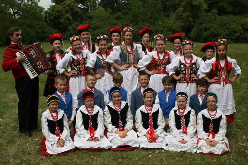 OCALIĆ OD ZAPOMNIENIA" ZABAWA zawsze towarzyszyła najmłodszym przedstawicielom wszystkich społeczeństw, w każdej epoce dziejowej i pod każdą szerokością geograficzną; także i dziś, w początkach XXI w.