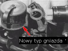 wskaźników / zegarów, wewnątrz tablicy z zegarami. Kasowanie wykonywać szczególnie uwaŝnie, nie pomylić styków w gnieździe diagnostycznym!