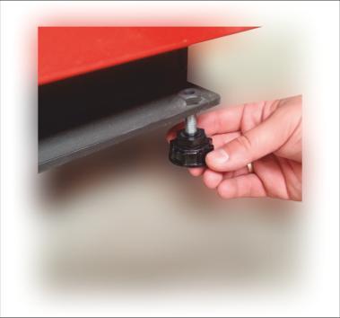 Montaż kotła (UŻYTKOWNIK/INSTALATOR) Ważnym elementem montażu jest prawidłowe ustawienie i wypoziomowanie kotła typu ANGUS COMPACT PELLET, kotły te nie wymagają specjalnych fundamentów.