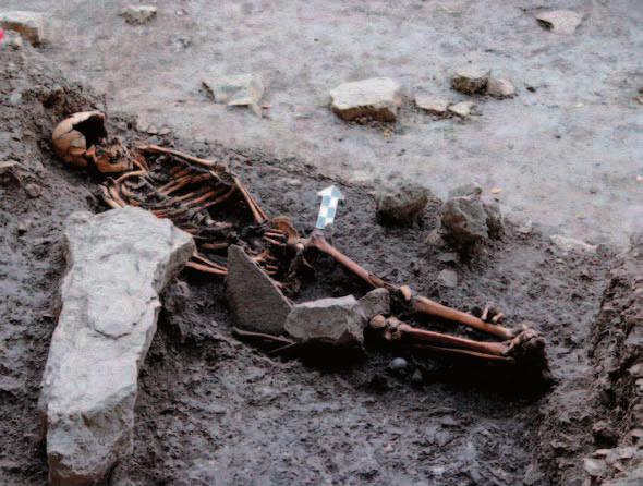 The Origins of Cremation in Europe 37 Fig. 4. Vlasac, Serbia. The arrow indicates the burned bones found directly beneath the legs of skeletal inhumation H53 (after Borić et al. 2009, fig. 10) Ryc. 4. Vlasac, Serbia. Strzałka wskazuje na przepalone kości (H60) znajdujące się bezpośrednio pod nogami osobnika H53.
