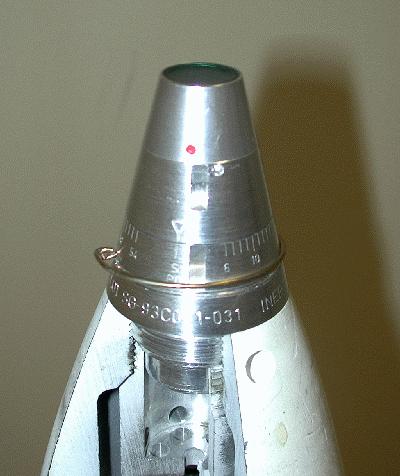 120 mm pocisk oświetlający M930 posiada zarys kroplowy. W części głowicowej znajduje się zapalnik M776. Wewnątrz pocisku znajduje się gwiazdka świecąca emitująca światło widzialne.