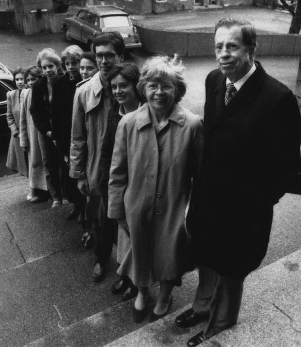 Bruce Merrifield otrzymał nagrodę Nobla w 1984.   Bruce Merrifield otrzymał nagrodę Nobla w 1984. 8