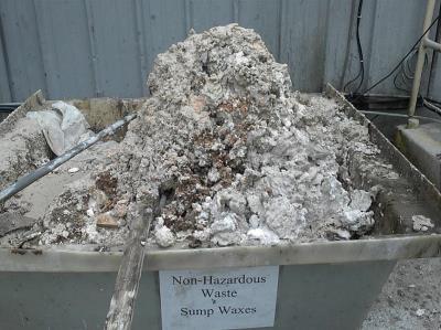 Przebieg procesu usuwania kamienia kotłowego W ciągu kilku kolejnych dni od zamontowania urządzeń HydroFLOW, miękkie szare i czerwonawe osady mineralne były wymywane z instalacji w trakcie procesu