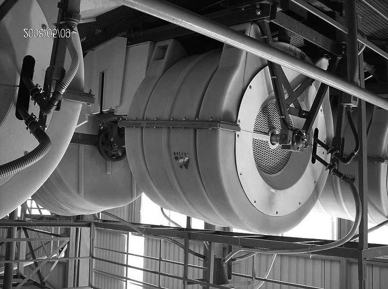 108 8.5. Wzbogacanie depozytów mu³ów wêglowych w separatorach bêbnowych MGS Wzbogacanie w separatorach bêbnowych MGS Multi Gravity Separator (rys. 8.9) jest grawitacyjn¹ metod¹ wzbogacania najdrobniejszych ziarn (<0,5 mm), która mog³aby byæ alternatyw¹ dla drogiej flotacji.