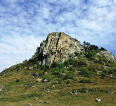 Prezentarea clusterului Drumul recifelor Monumentul Natural Geologic Paleontologic Defileul Trinca Aria naturală protejată de stat Defileul Trinca, cu suprafața de 70,44 ha, este situată la sud-vest