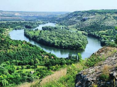 Prezentarea clusterului Armonia Nordului Rezervaţia peisajeră Cosăuţi este o arie naturală protejată de stat, care se întinde pe o suprafaţă de 585 ha în Ocolul silvic Soroca Cosăuţi.
