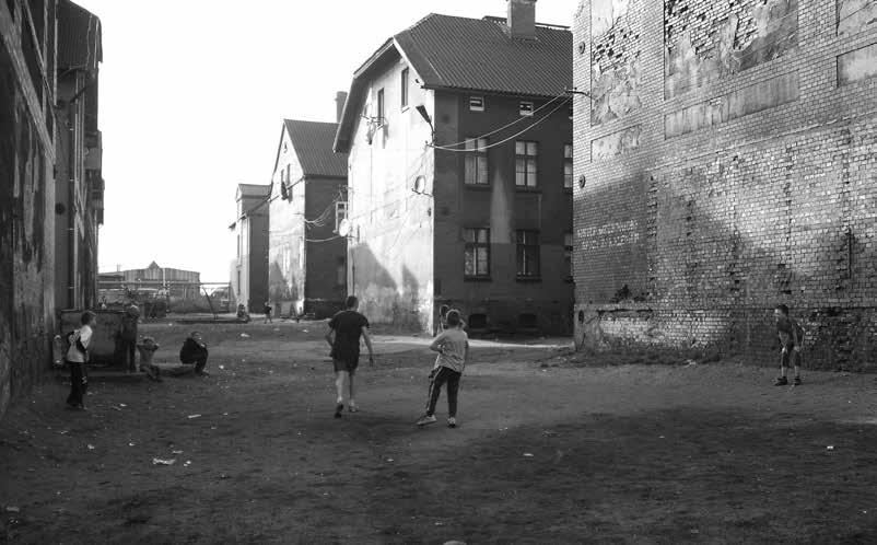 106 Fot. 3 Bytom Bobrek, dzieci zawsze znajdą sobie miejsce do zabawy.