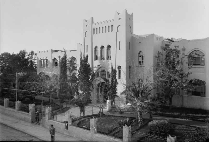 Magidovitch, 1928), fot. autor Fot. 2. Gimnazjum Herzliya (arch.