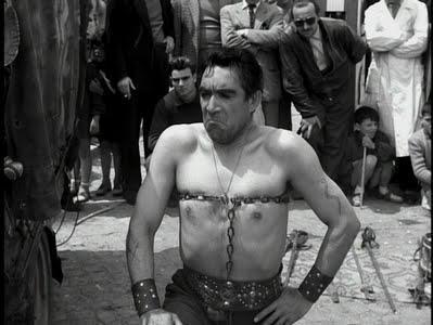 Opis filmu: Federico Fellini uznawał La stradę za swój przełomowy film, będący odejściem od estetyki neorealizmu i zwrotem w stronę urzekających poetyckich wizji, które wypełniły jego późniejszą