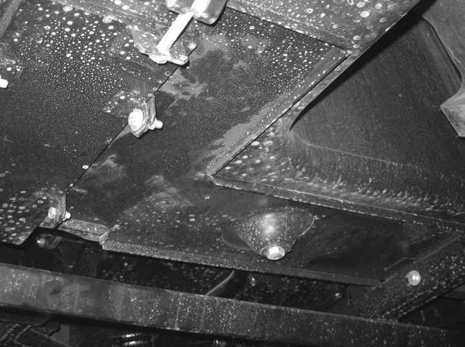 Po uruchomieniu silnika zbiornik ponownie zostanie napełniony powietrzem. OPERACJA Nr 6. Osad w odstojniku wstępnego filtra paliwa.