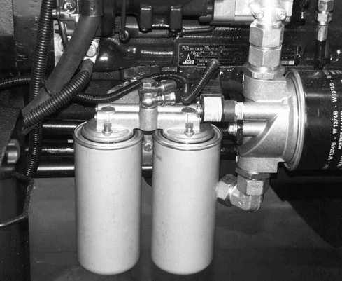 PRONAR 6170 / 6180 ROZDZIAŁ 5 PRONAR 6180: 1 2 2 Rysunek 5-20b Przy wymianie filtrów dokładnego oczyszczania paliwa należy zachować następującą kolejność czynności: - zamknąć przepływ paliwa przez