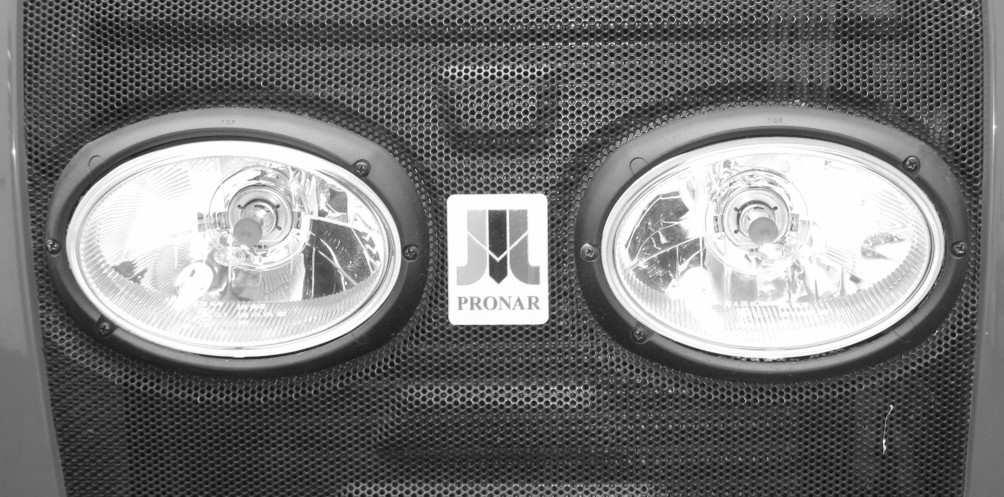 PRONAR 6170 / 6180 ROZDZIAŁ 5 1 Każdy reflektor przykręcony jest do obudowy czterema śrubami. Do regulacji ustawienia reflektorów służą śruby regulacyjne 1 (oznaczone strzałkami na Rysunku 5-25).