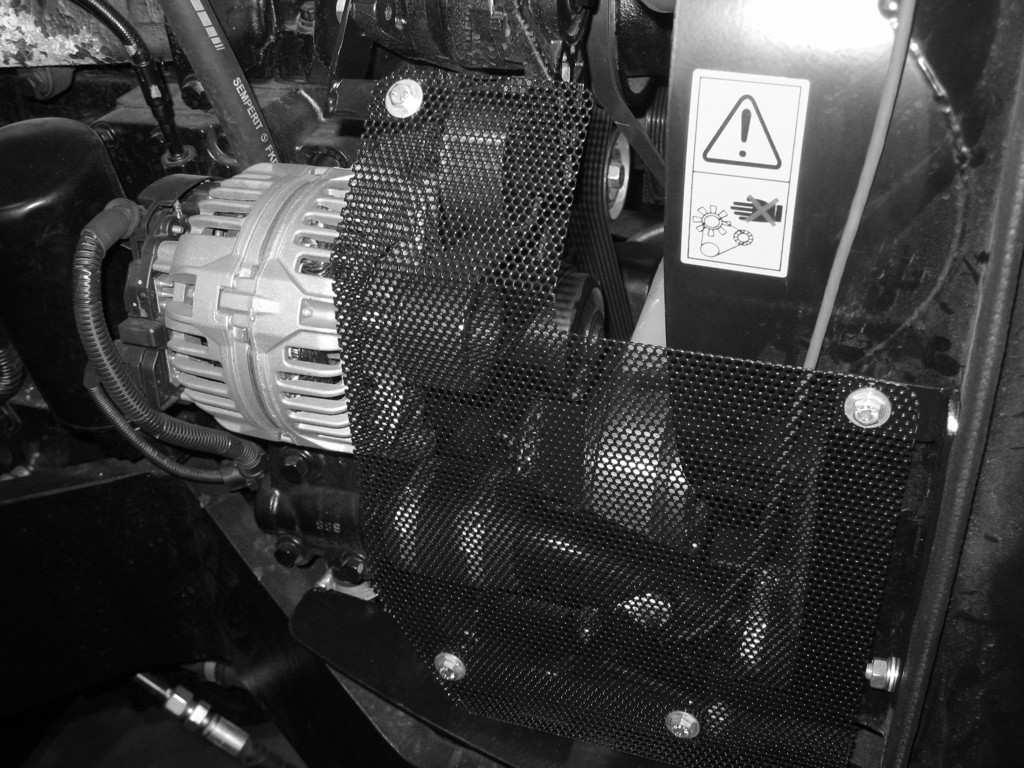 PRONAR 6170 / 6180 ROZDZIAŁ 4 4.14 INSTALACJA ELEKTRYCZNA UWAGA: Do masy ciągnika połączony jest biegun ujemny (-).