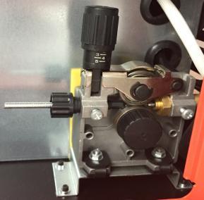 2. Nałożyć szpulę z drutem elektrodowym na mechanizm mocowania szpuli, zwracając uwagę by kierunek odwijania drutu był zgodny z kierunkiem wejścia drutu do zespołu napędowego. 3.