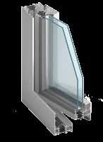 na powierzchni zewnętrznej fasady całoszklanej wyraźnie zarysowana jest rama okna aluminiowego, przy czym powierzchnie zewnętrzne profili okna i szyb leżą na jednej płaszczyźnie.