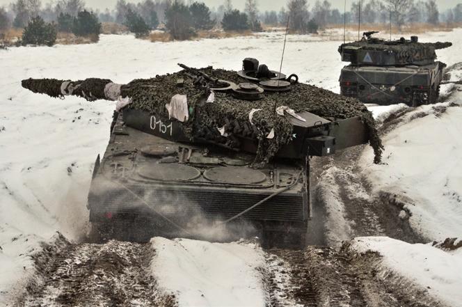 Przejazd czołgów w rejonie Placu Ćwiczeń Taktycznych dzy pojazdami, a system podaje wszystkie informacje o trafieniach oraz wskazuje, jakie elementy czołgu zostały zniszczone lub uszkodzone.