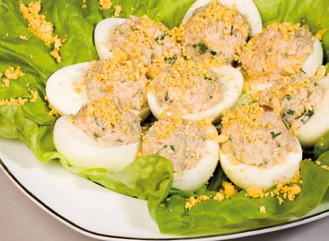 8 ugotowanych jajek na twardo (wystudzonych) 180 g pieczarek 100 g szynki 1 ł/s posiekanej natki pietruszki 50 g cebuli 2 ł/s masła sól Jajka faszerowane z szynką i pieczarkami Ugotowane jajka obrać,