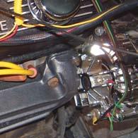 Czyści elementy elektryczne z brudu, oleju, smaru, utlenionych osadów, benzyny, kurzu i ogólnego