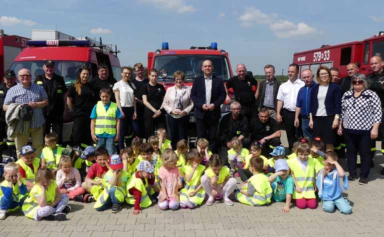 1 w ramach zadania Poprawa warunków nauczania w szkołach podstawowych i gimnazjalnych Gminy Oborniki Śląskie poprzez wyposażenie w sprzęt i materiały dydaktyczne pracowni szkolnych siedmiu szkołom: