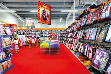 maski, kapelusze, peruki, przeróżne stroje dla Małych i Dużych, i wiele, wiele innych akcesoriów. Posiadamy bogatą ofertę na Karnawał, Walentynki, Halloween, wieczory panieńskie i kawalerskie.