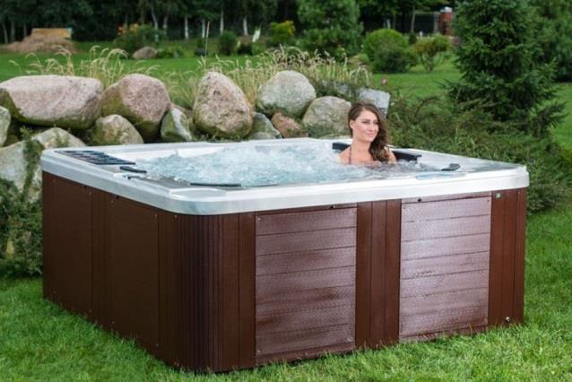 PORTABLE SPA CLASSIC LILY CLASSIC 215x215 Ilość miejsc: 5 (4 miejsca siedzące, 1 miejsce leżące) Pojemność: 1650 litrów Pompy do masażu: - 2 pompy o mocy 1,5 kw Pompa filtracji: - pompa o mocy 0,37